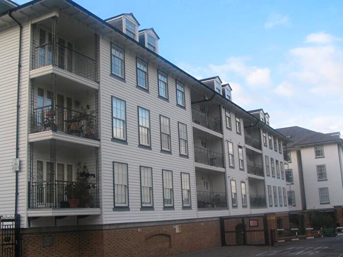 2 Bedroom Flat To Rent In Commercial Place, Gravesend, Kent, DA12