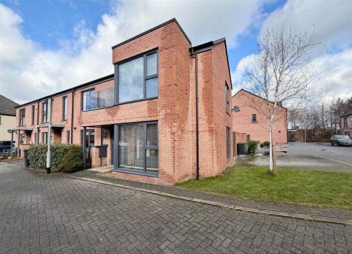 3 Bedroom Town House For Sale In Church Street, Allerton Bywater, Castleford, WF10