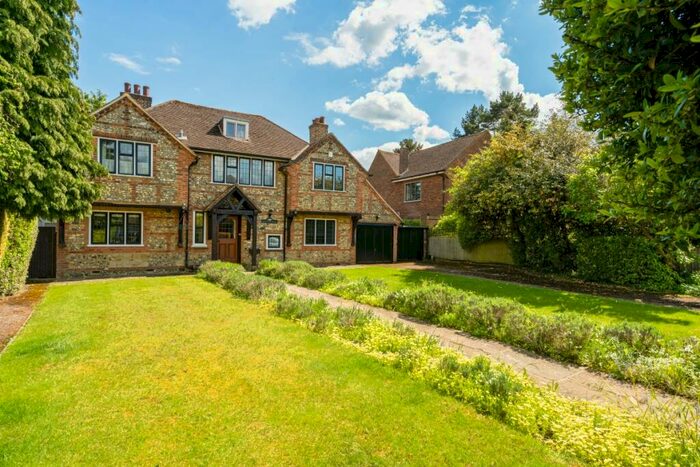 3 Bedroom Detached House To Rent In Canons Hill Coulsdon, CR5