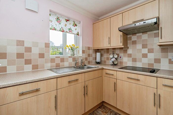 1 Bedroom Flat For Sale In Padnell Road, Waterlooville, Hampshire, PO8