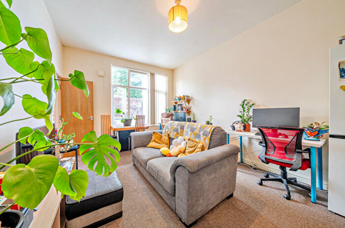 1 Bedroom Terraced House For Sale In Stanningley Road, Leeds, LS12