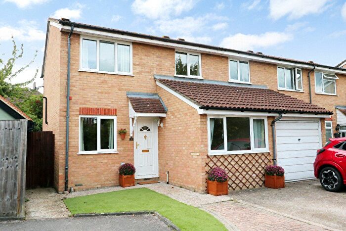 3 Bedroom End Of Terrace House For Sale In Chessington, KT9