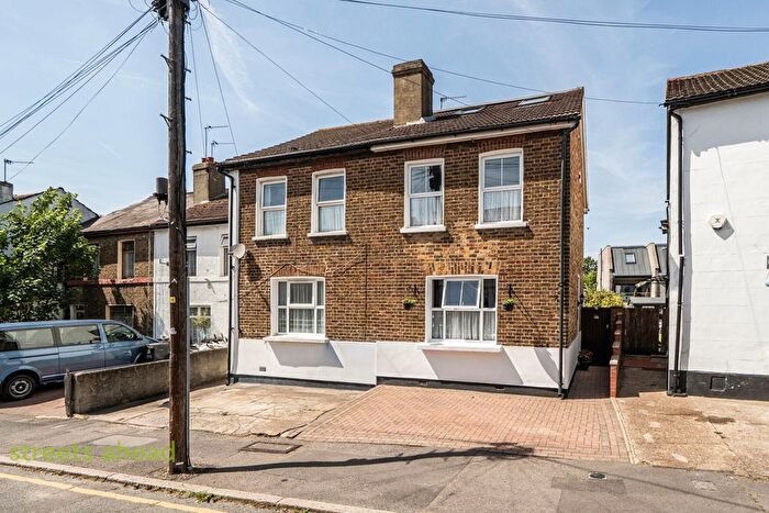4 Bedroom Semi Detached House For Sale In Bishops Road, Croydon, CR0
