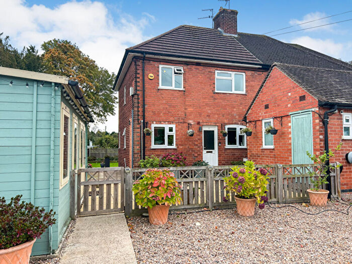3 Bedroom Semi-Detached House For Sale In Brookside, Nottinghamshire, Lowdham, NG14