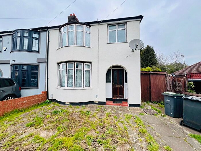 3 Bedroom Semi Detached House For Sale In Waller Avenue, Luton, Bedfordshire, LU4