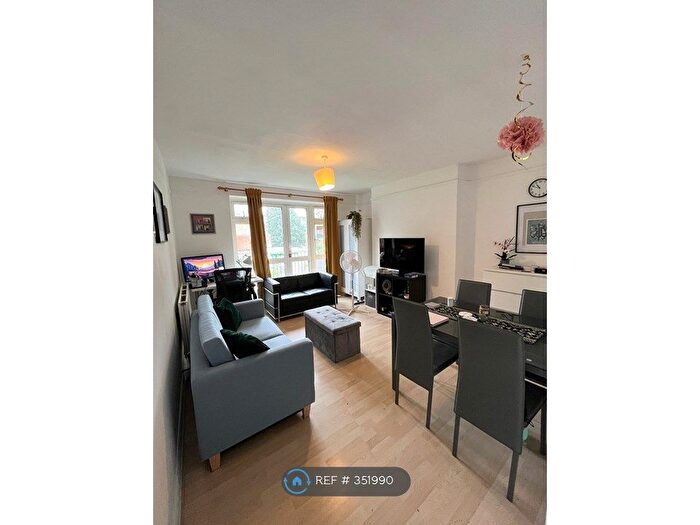2 Bedroom Flat To Rent In George Lashwood Court, London, SW9