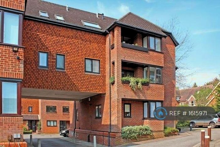 3 Bedroom Flat To Rent In Off Hillside Rd, St Albans, AL1