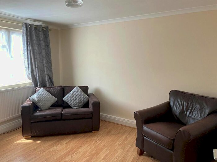 3 Bedroom Flat To Rent In Broadway, London, W13