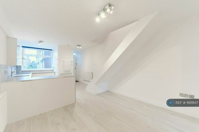 3 Bedroom Maisonette To Rent In Johnson House, Bethnal Green, E2