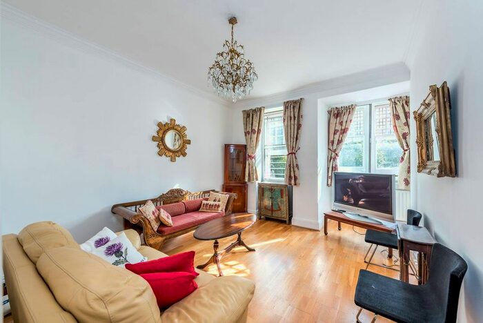 3 Bedroom Flat To Rent In Lower Sloane Street, Chelsea, London, SW1W