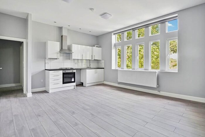 3 Bedroom Flat To Rent In Westwood Hill, London, SE26