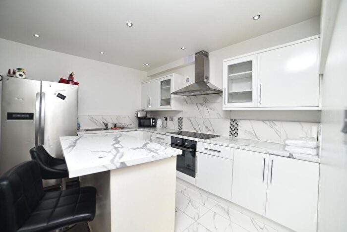6 Bedroom Terraced House To Rent In Carbis Road, Limehouse, London, E14