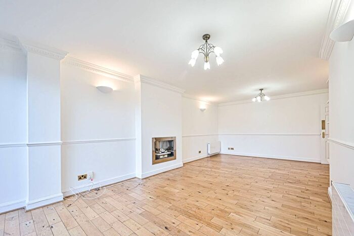 3 Bedroom Flat To Rent In Platts Lane, Hampstead, London, NW3