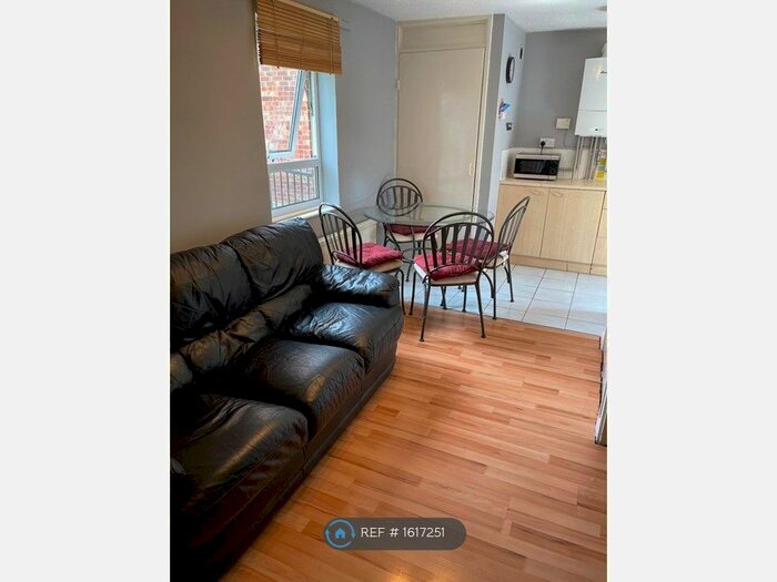 3 Bedroom Flat To Rent In Rochdale Way, Colchester, CO4