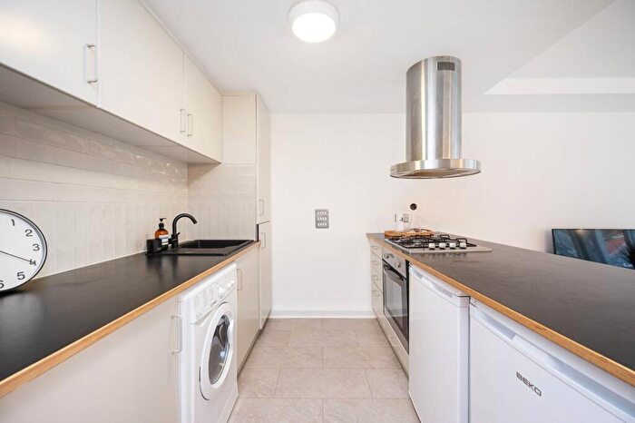 2 Bedroom Flat To Rent In Mile End Road, , Tower Hamlets, London, E1
