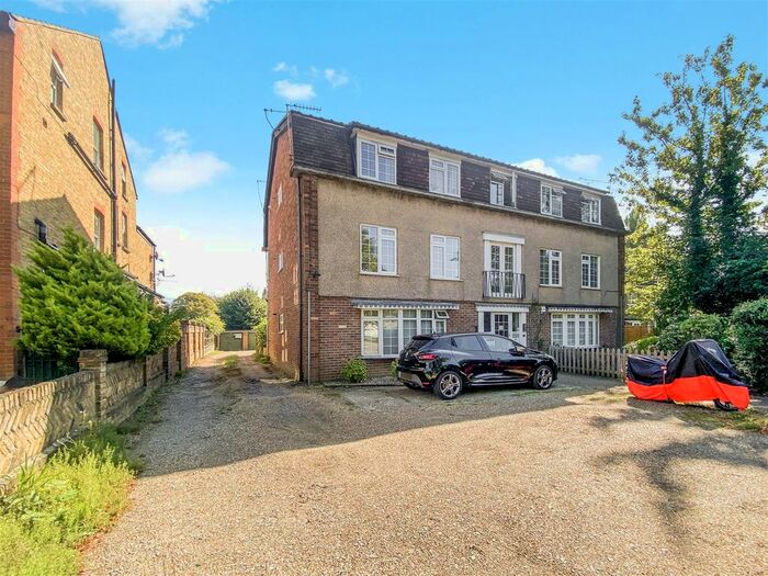 1 Bedroom Flat To Rent In The Ridgeway, Enfield, EN2