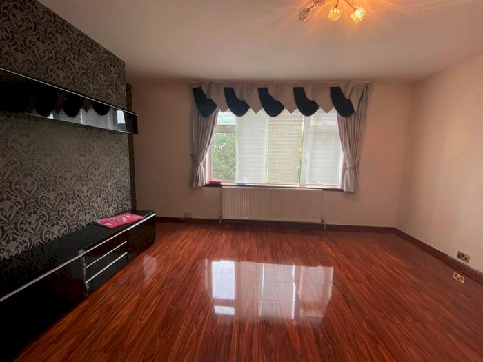 2 Bedroom Flat To Rent In Lindsey Court, Lindsey Court, N13