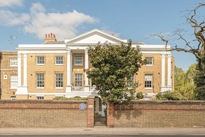 2 Bedroom Flat For Sale In Hampton Court Road, Hampton, TW12