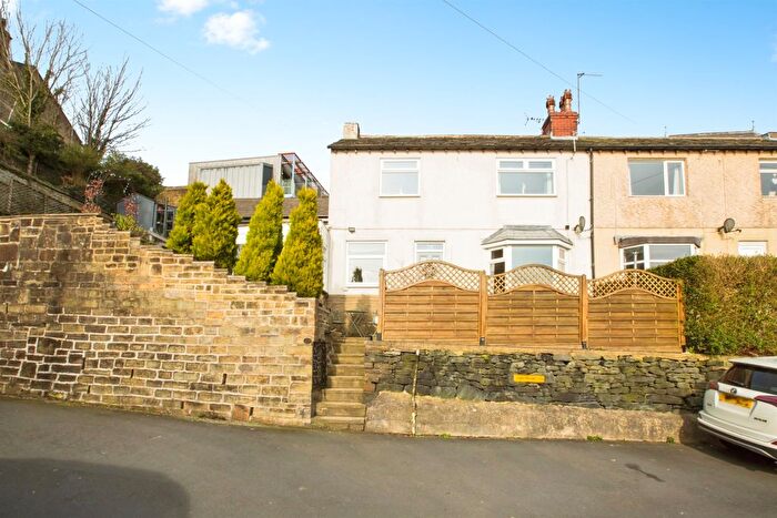 4 Bedroom Semi Detached House For Sale In Plane Tree Nest, Halifax, HX2