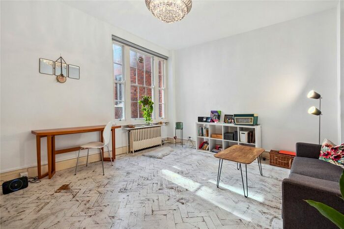 Studio To Rent In Kelvin Court, Kensington Park Road, London, W11