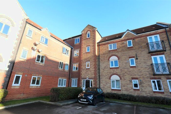 3 Bedroom Flat To Rent In Axholme Court, Hull, HU9