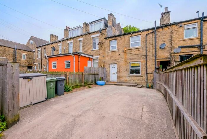 2 Bedroom Terraced House To Rent In Bradford Road, Huddersfield, HD1