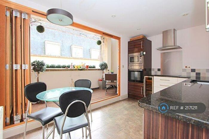 3 Bedroom Flat To Rent In Abbey Green, Bath, BA1
