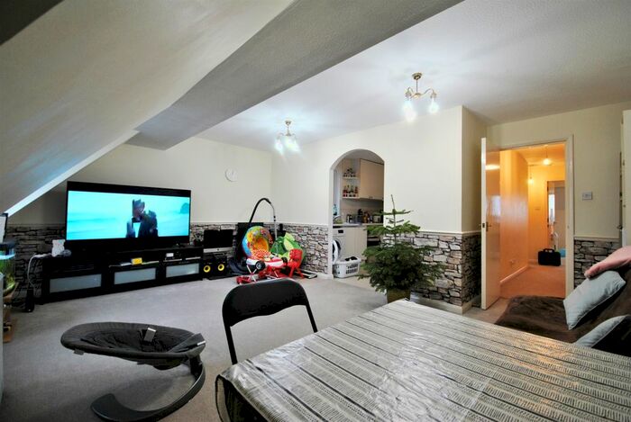 2 Bedroom Flat To Rent In Burnt Ash Hill, London SE12