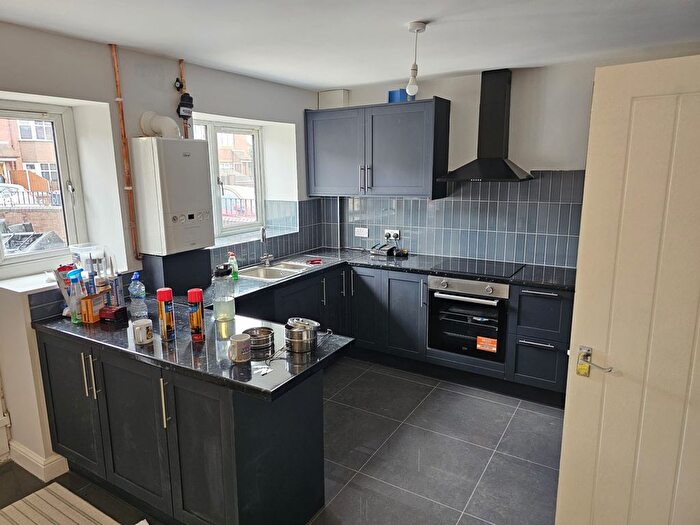 4 Bedroom Semi-Detached House To Rent In Cloughfield Avenue, Salford, M5