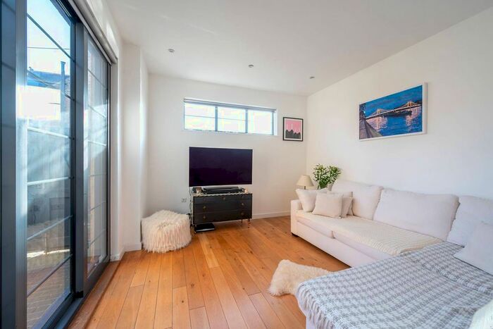 3 Bedroom Mews To Rent In Havanna Road, Earlsfield, London, SW19