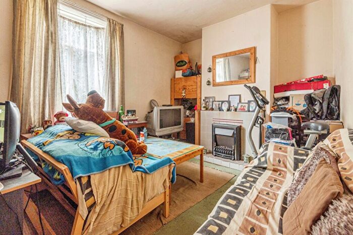 3 Bedroom Terraced House For Sale In Beacon Street, Birkby, Huddersfield, HD2