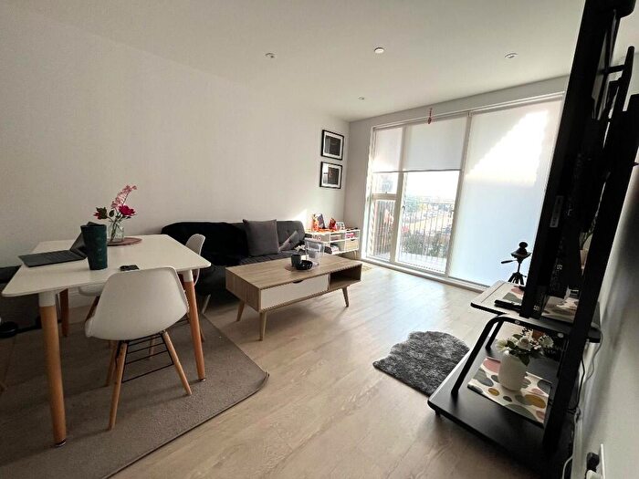 2 Bedroom Flat To Rent In Horlicks Quarter, Slough, , [ref..Qr], SL1