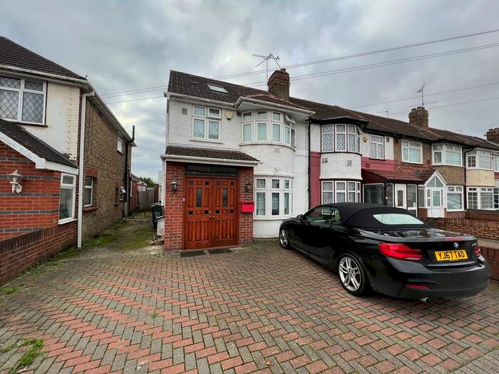 4 Bedroom Semi-Detached House To Rent In Chaucer Avenue, Hounslow, TW4