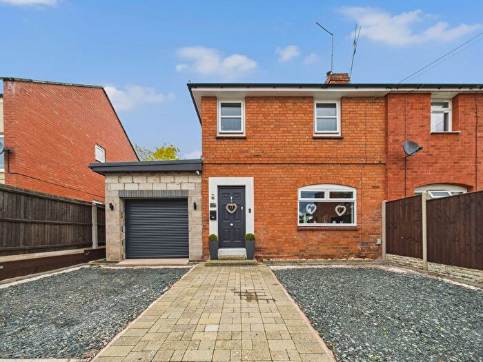 3 Bedroom Semi-detached House For Sale In Somers Road, Worcester, Worcestershire, WR1