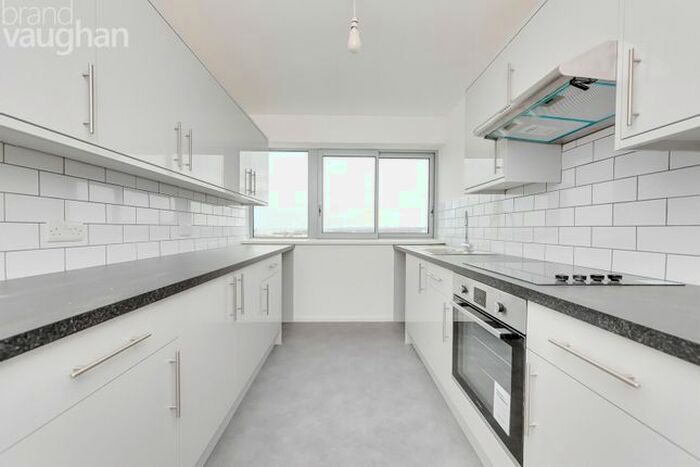 2 Bedroom Flat To Rent In Victoria Court, Grand Avenue, Hove, BN3