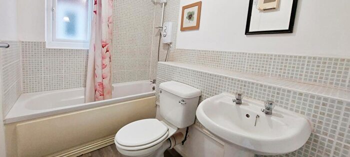 2 Bedroom Apartment To Rent In Velour Close, Salford, M3
