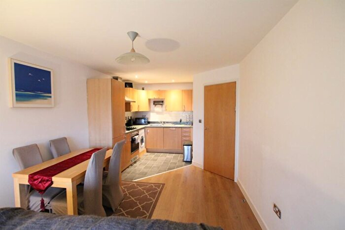 2 Bedroom Apartment To Rent In Queens Court, HU1