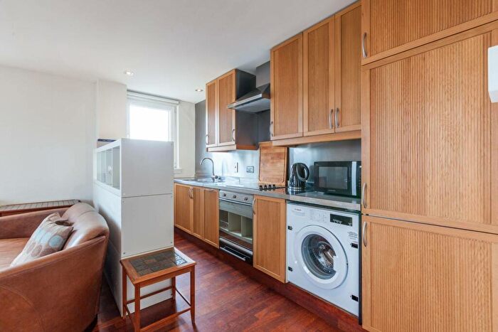 1 Bedroom Flat To Rent In Deancross Street, Shadwell, London, E1