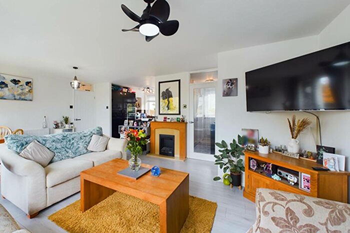 2 Bedroom Apartment For Sale In Stevenage Rise, Hemel Hempstead, HP2