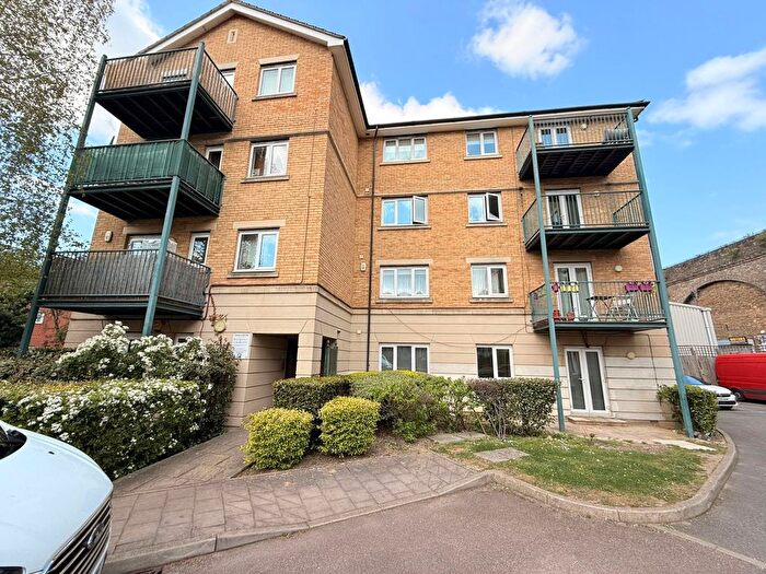 3 Bedroom Flat To Rent In Harrow, HA2