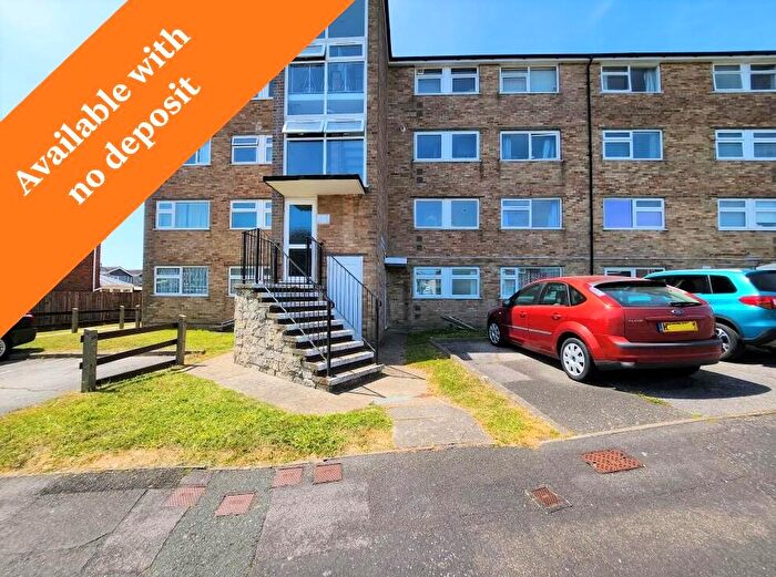 2 Bedroom Flat To Rent In Gale Moor Avenue - Silver Sub, Gosport, Hampshire, PO12