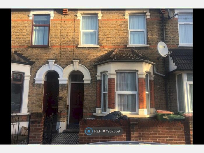 2 Bedroom Terraced House To Rent In Lichfield Road, London, E6