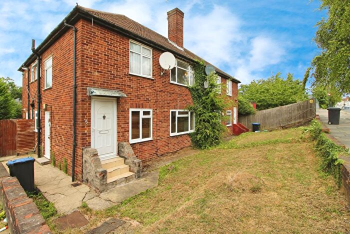 2 Bedroom Maisonette To Rent In Princes Close, Kingsbury, London, NW9