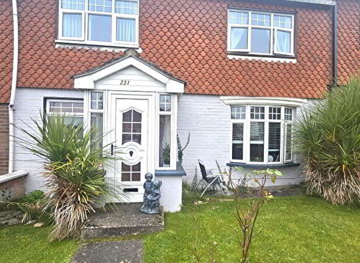 3 Bedroom Mid Terraced House For Sale In Lincoln Court, L'Derry, BT47