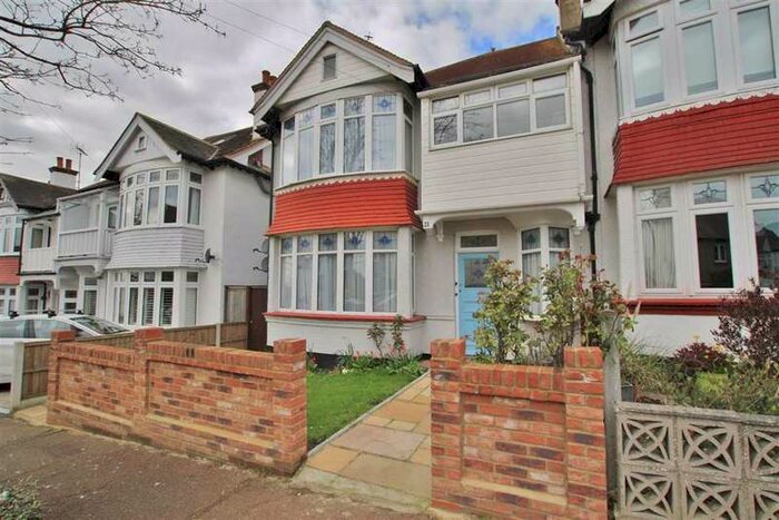 1 Bedroom Flat To Rent In Woodfield Gardens, Leigh-on-sea, Essex, SS9