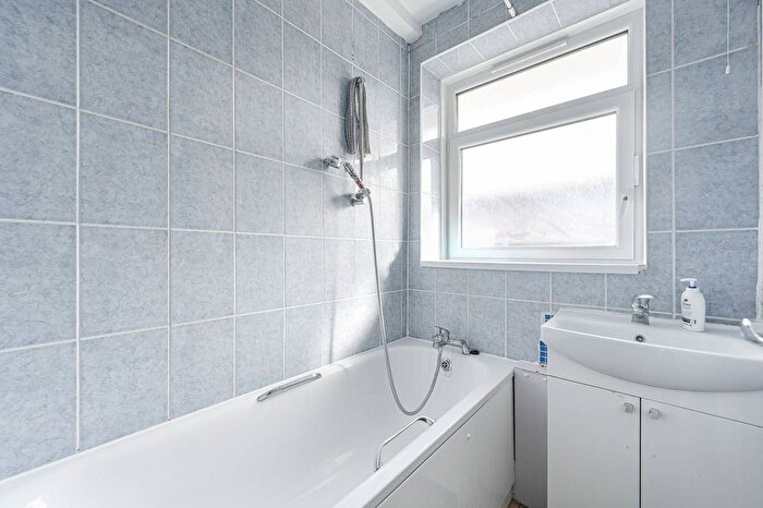 3 Bedroom Flat To Rent In Blackwall Lane, Greenwich, London, SE10