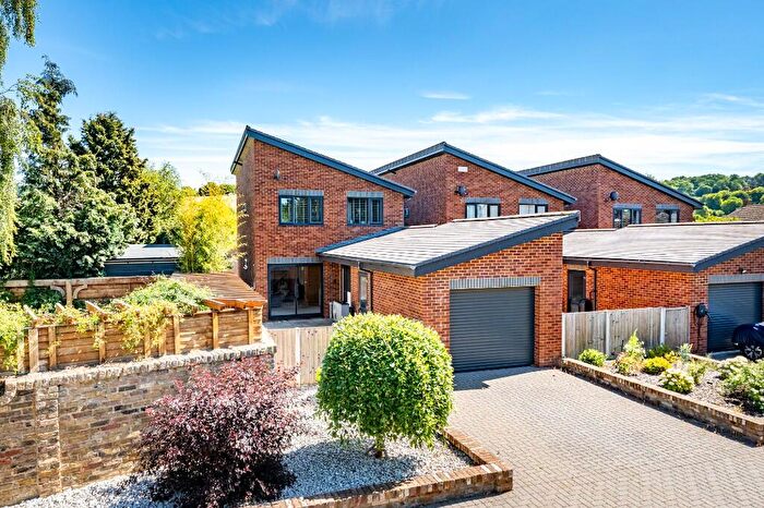 4 Bedroom Detached House For Sale In Harvey Drive, Dagnall, Hertfordshire, HP4