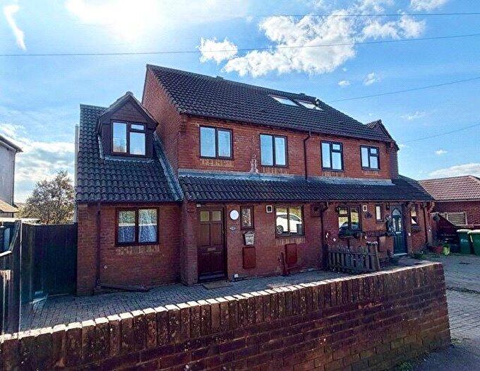 4 Bedroom Semi Detached House To Rent In Bursledon Road, SO19