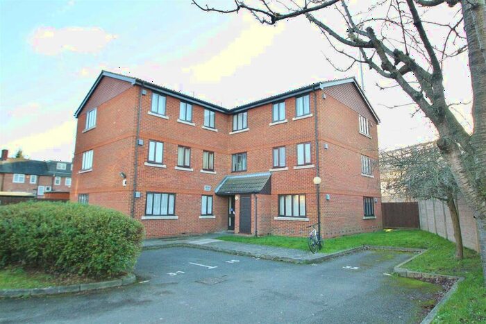 1 Bedroom Flat To Rent In Birchwood Close, Morden, SM4