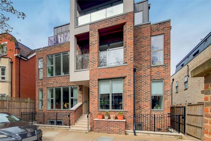 2 Bedroom Flat To Rent In West Hill, London, SW15